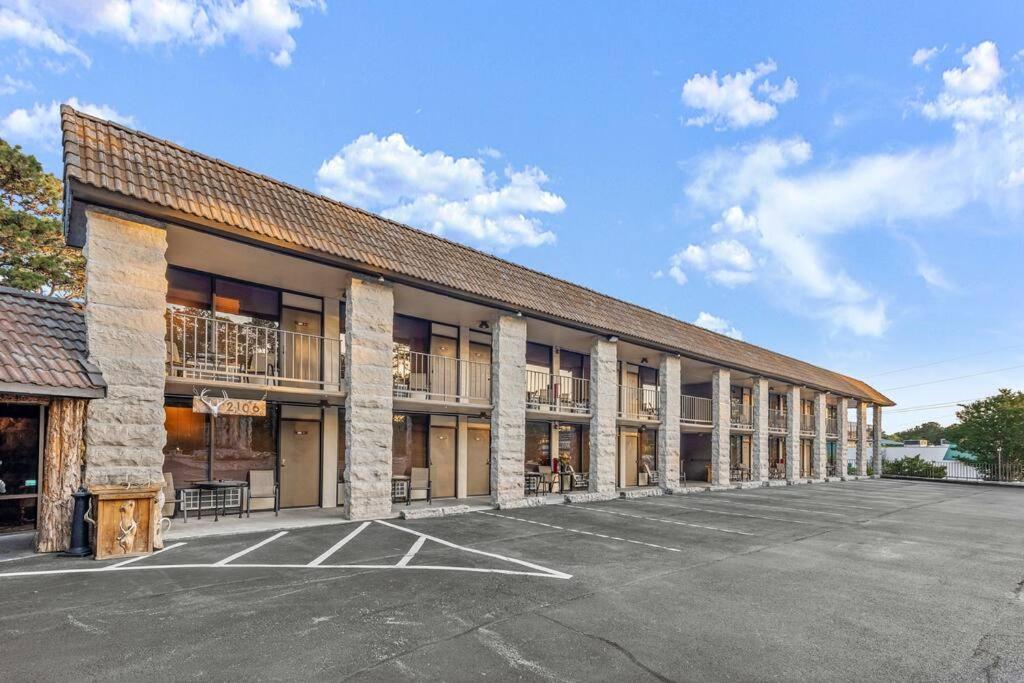 Stonegate Lodge King Bed Wifi Roku Tv Salt Water Pool Room #203 Eureka Springs Exterior photo
