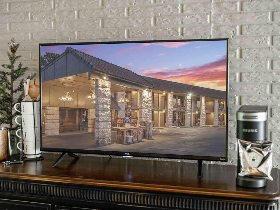 Stonegate Lodge King Bed Wifi Roku Tv Salt Water Pool Room #203 Eureka Springs Exterior photo