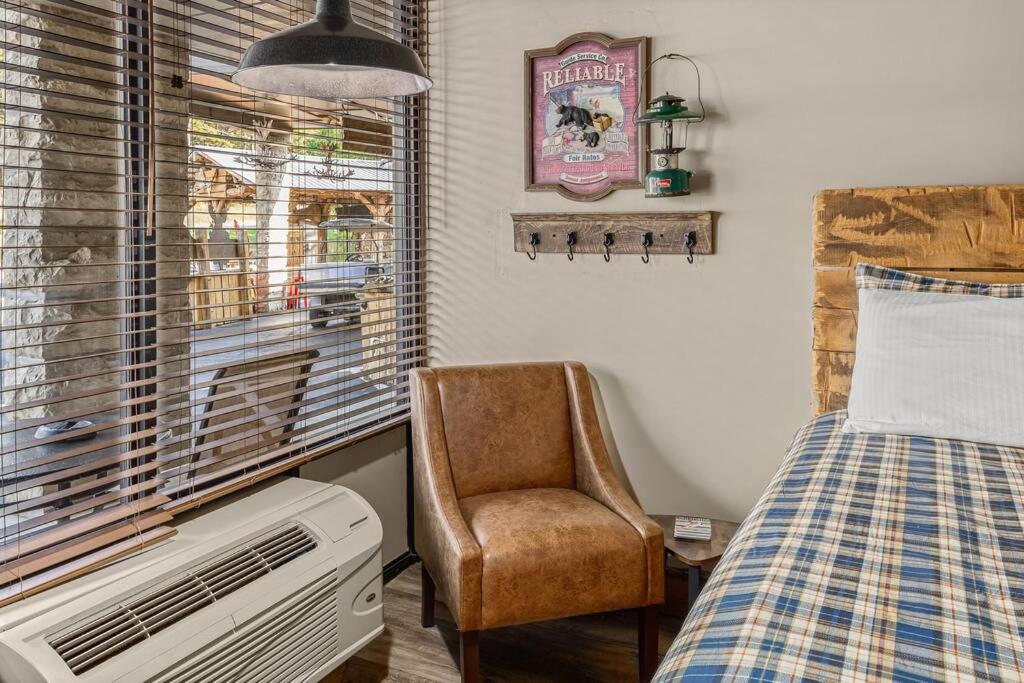 Stonegate Lodge King Bed Wifi Roku Tv Salt Water Pool Room #203 Eureka Springs Exterior photo