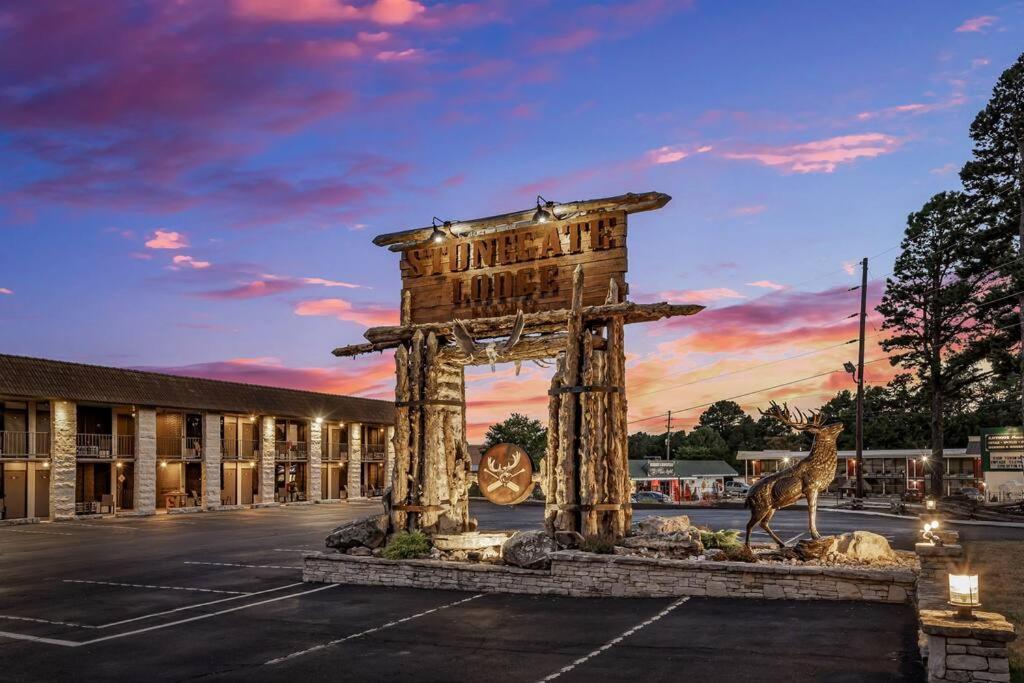 Stonegate Lodge King Bed Wifi Roku Tv Salt Water Pool Room #203 Eureka Springs Exterior photo